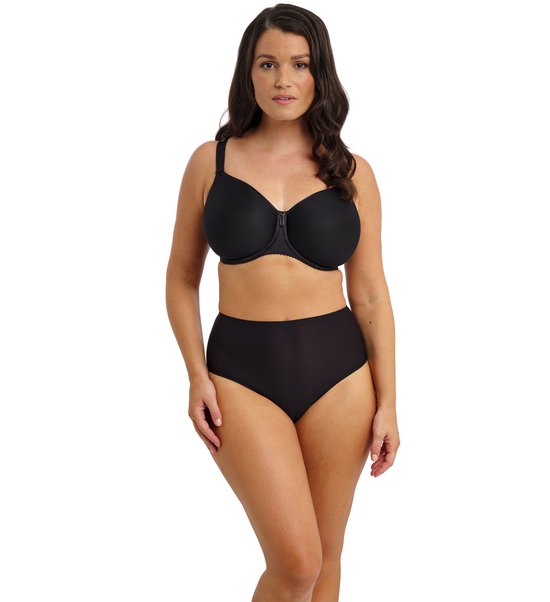 Model draagt een zwarte Fantasie Rebecca Essentials bh met beugel en een zwarte slip met hoge taille.