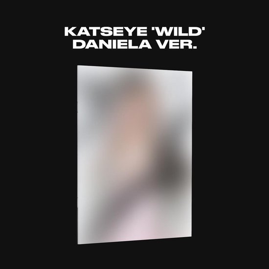 KATSEYE 'WILD' DANIELA VER. photobook met zachte kaft.