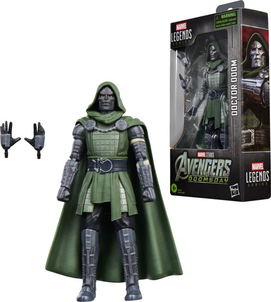 Doctor Doom actiefiguur met metalen borstplaat, groene mantel en kap. Losse handen aanwezig.