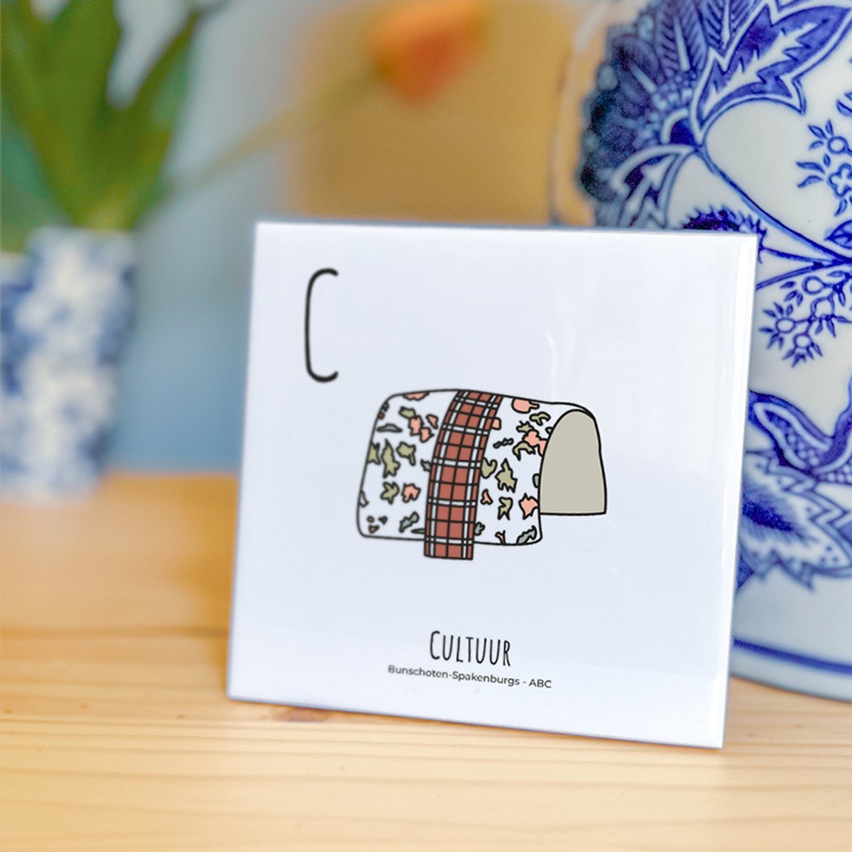 Cultuur - ABC tegeltje Bunschoten-Spakenburg - Keramiek met Handgetekende Illustratie - Wanddecoratie - Woondecoratie - Relatiegeschenk - Souvenir - 10,8 x 10,8 cm