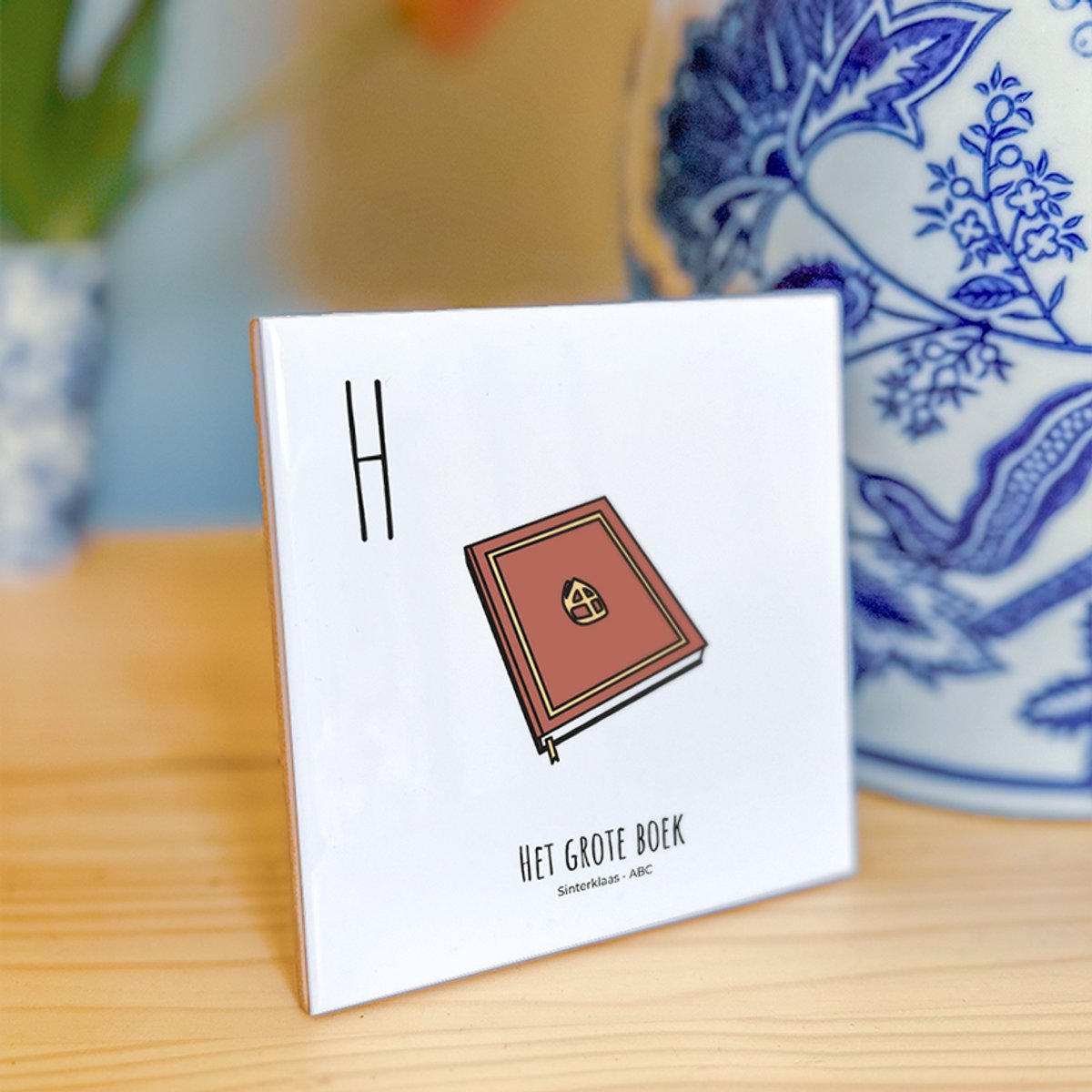 Het grote boek - ABC tegeltje Sinterklaas - Keramiek met Handgetekende Illustratie - Wanddecoratie - Woondecoratie - Relatiegeschenk - Souvenir - 10,8 x 10,8 cm