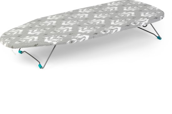 Strijkplank met grijs ikat patroon en teal accenten op de poten, staande op witte achtergrond.