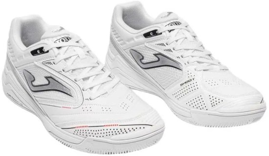 Paar witte Joma zaalschoenen met zilveren logo en perforaties. 'SHOOT' op de neus.