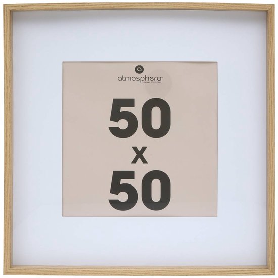 Een vierkante houten fotolijst met een witte passe-partout en de tekst '50 x 50'.