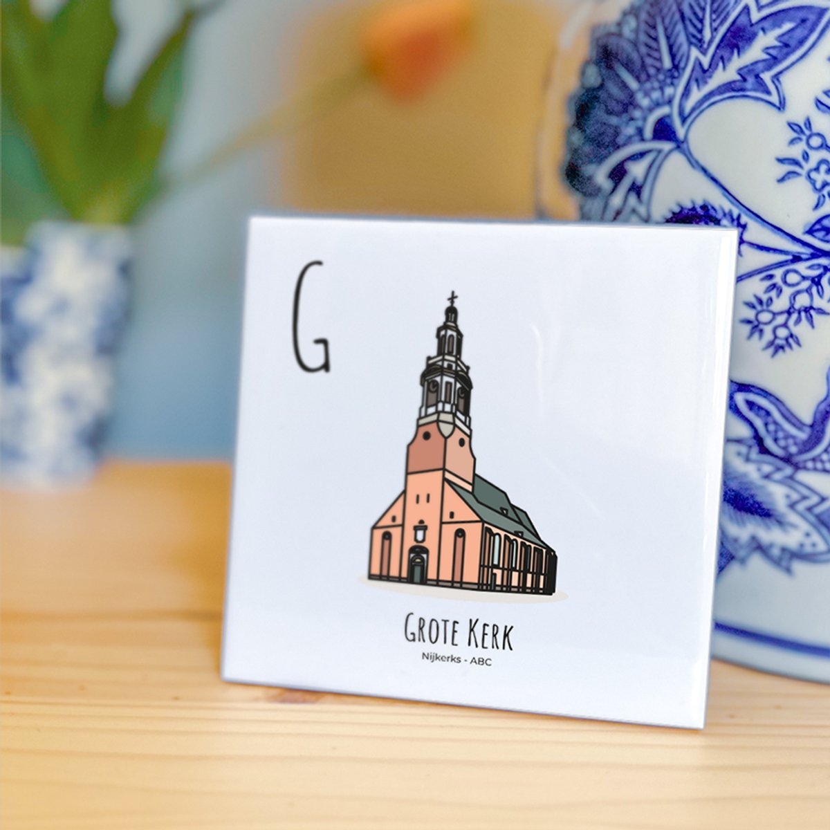 Grote Kerk - ABC tegeltje Nijkerk - Keramiek met Handgetekende Illustratie - Wanddecoratie - Woondecoratie - Relatiegeschenk - Souvenir - 10,8 x 10,8 cm