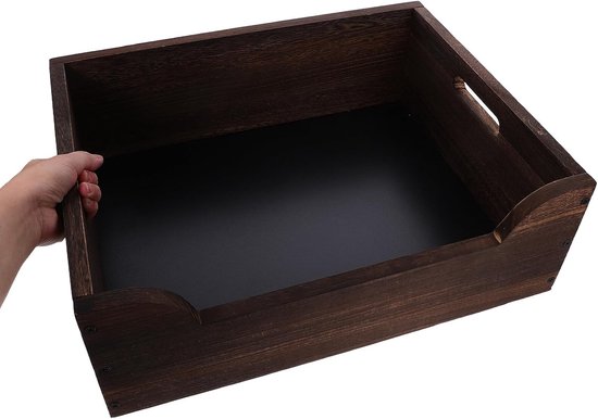 Hand houdt een donkerhouten krat vast met een zwarte bodem.