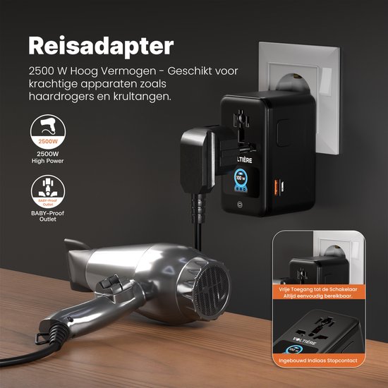 Zwarte Voltière reisadapter in stopcontact, met een aangesloten haardroger en een kleinere afbeelding van de adapter.
