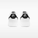 Achterkant van twee witte Nike Air Force 1 sneakers met zwarte 'NIKE AIR' logo's.