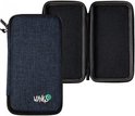 Blauw "WYNGS" etui, opengeklapt met rits aan de zijkant.