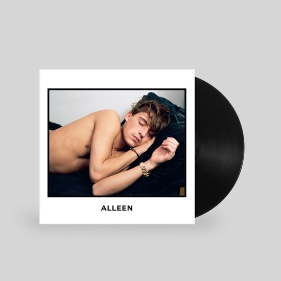 La pochette de l'album 'Alleen' de Lil' Kleine montre un homme endormi portant une montre dorée à son poignet.