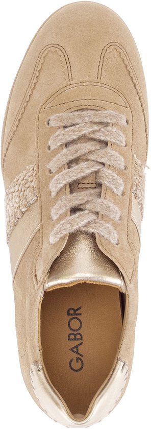 Zandkleurige suède sneaker met gouden accenten en de tekst GABOR op de binnenzool.