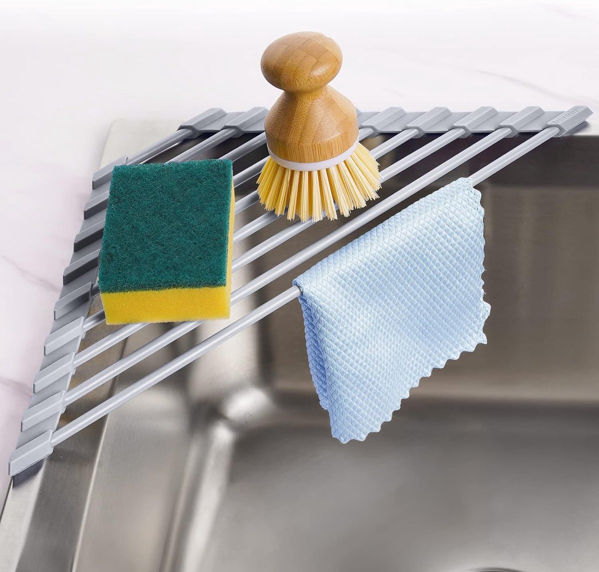 Afdruiprek-Klein, driehoekig oprolbaar afdruiprek met siliconencoating en roestvrijstalen frame voor in de hoek van de gootsteen; multifunctioneel afdruiprek en organizer voor ruimtebesparende opslag.