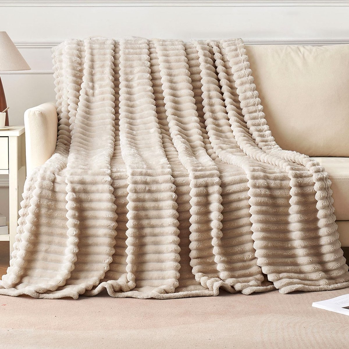 SnelShoppen - Pluizige Knuffeldeken 125x150 cm - Effen Beige Fleece Deken - Woondeken voor Bank en Slaapkamer - Wollig Microvezel Sprei voor Feest en