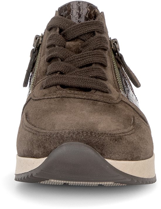Voorkant van bruine suède sneakers met rits.