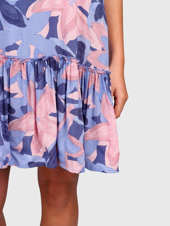 Ourlet d'une robe d'été avec imprimé floral bleu et rose, avec volants.