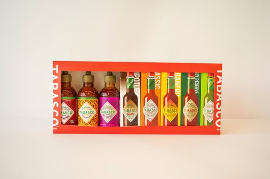 Acht Tabasco sauzen in rode geschenkverpakking: Jalapeño, Family Reserve, Habanero, Classic, Chipotle, 2x Family Reserve en 1x Jalapeño.
