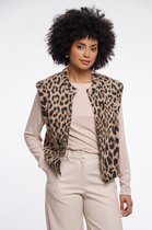 Model draagt een beige longsleeve met beige met zwart panterprint gilet. De broek is beige.