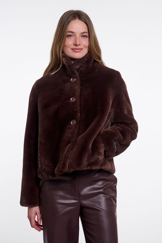Vrouw met bruine nepbontjas met knopen en RealFaux label.