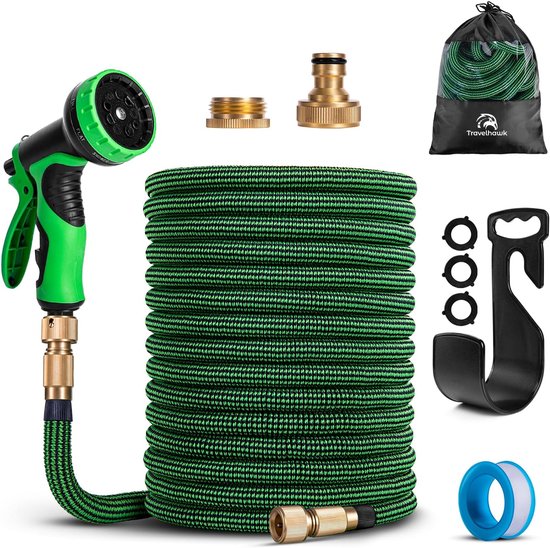 Uitgestrekte groene en zwarte tuinslang met sproeikop, messing koppelingen, opbergtas, slanghouder en teflontape.