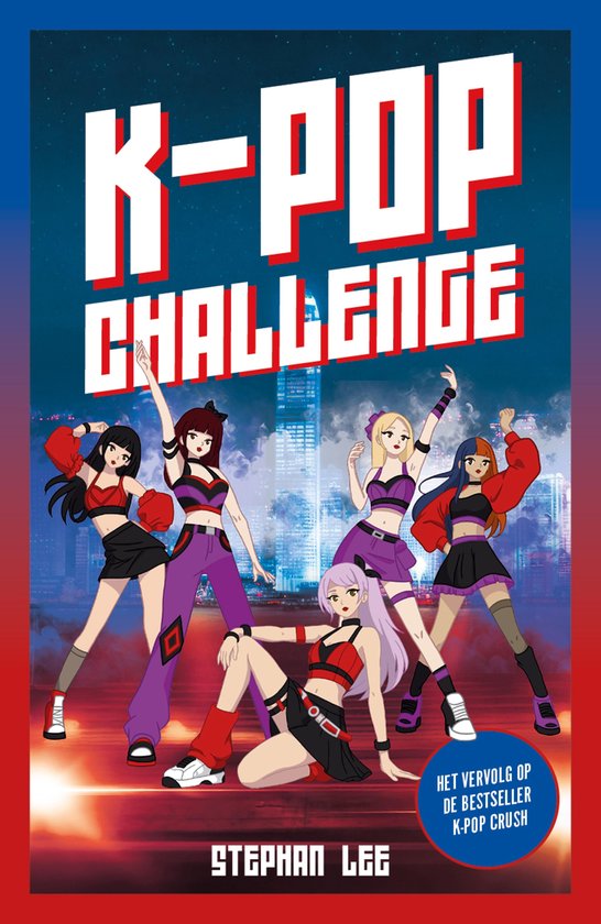 Boekomslag K-POP CHALLENGE met vijf anime-meisjes in K-pop-outfits, stadsachtergrond. Tekst: K-POP CHALLENGE, STEPHAN LEE, HET VERVOLG OP DE BESTSELLER K-POP CRUSH.