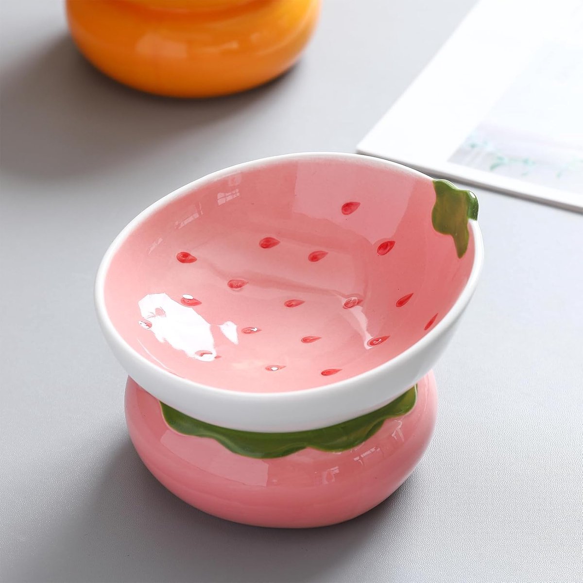 SnelShoppen - Cat Litter Bowl Keramisch - Kat en Puppy Eetbak met 15° Hellingshoek - Gemakkelijk Schoon te Maken - Antislip - Aardbei Kleur - 15 x 12,