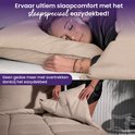 Een vrouw slaapt op een bed met een beige dekbed. Een ander shot toont een vrouw met het beige dekbed. Tekst: 'Ervaar ultiem slaapcomfort met het slaapspeciaal eazydekbed! Geen gedoe meer met overtrekken dankzij het eazydekbed'.
