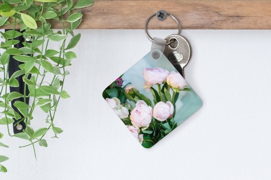 Porte-clés - Bourgeons de pivoines roses dans un vase - Plastique