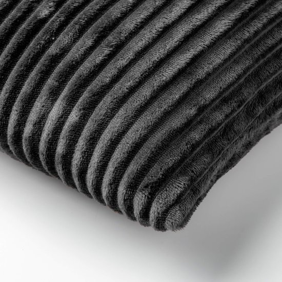Coussin décoratif gris foncé avec côtes verticales en velours doux.