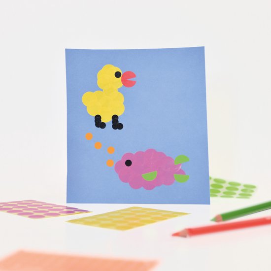 Blauwe kaart met een gele eend en een roze vis gemaakt van ronde stickers.