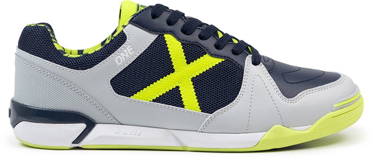 Blauwe zaalvoetbalschoenen Munich One 76, mesh met synthetische verstevigingen, TPU-neus voor duurzaamheid en stabiliteit.