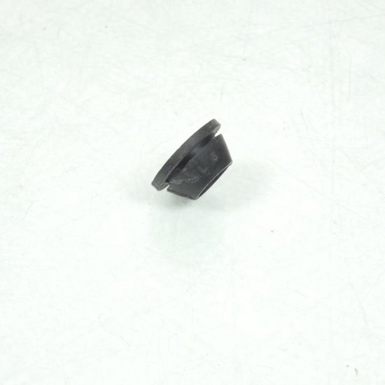 Zwarte rubberen ring met een platte bovenkant en schuine zijkanten.