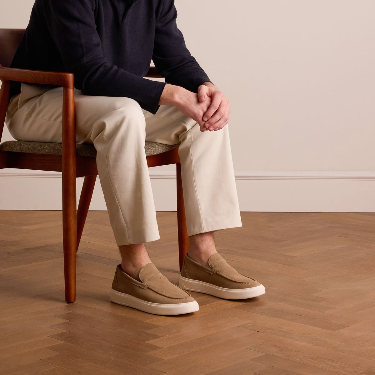 Manfield - Heren - Beige suède loafers met sportieve zool - Maat 46