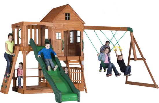 Houten speeltoestel met klimwand, schommels, glijbaan en speelhuisje. Kinderen spelen.