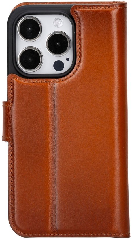 Bruin lederen bookcasehoesje met drievoudige camera-uitsparing voor iPhone 13 Pro.