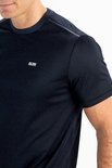 Donkerblauw sportshirt met fijne horizontale streepjes en een wit logo op de borst.