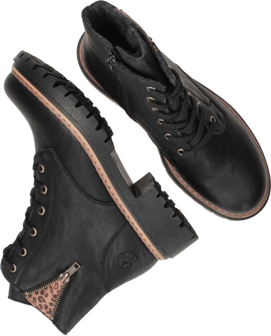 Twee zwarte leren veterlaarzen met leopardprint voering, rits en profielzool.