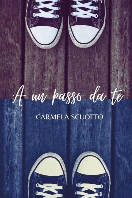 Boekomslag 'A un passo da te' van Carmela Scuotto met twee paar zwarte sneakers op houten planken.