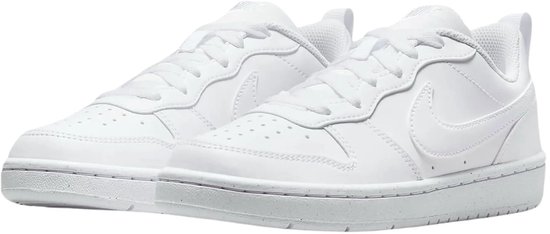 Paar witte Nike sneakers, gezien vanaf de zijkant met veters, Swoosh logo en stiksels.