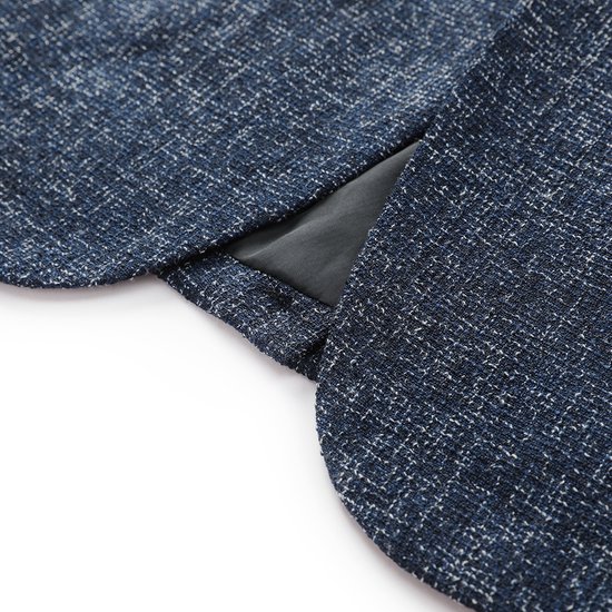 Detail van de taille van een donkerblauwe blazer met gemêleerde stof.
