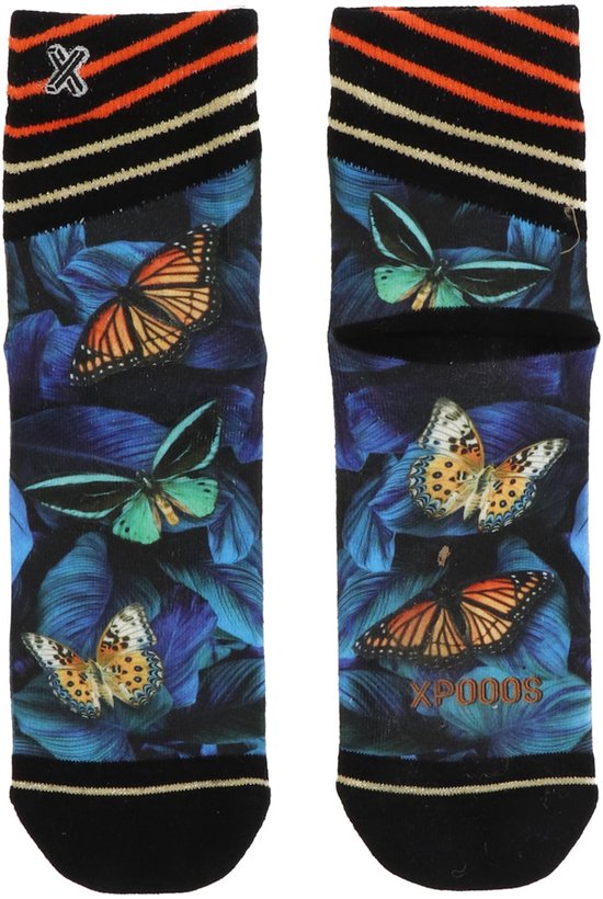 Zwarte enkelsokken met een tropische print van blauwe bladeren en diverse vlinders. Oranje en witte strepen bovenaan.