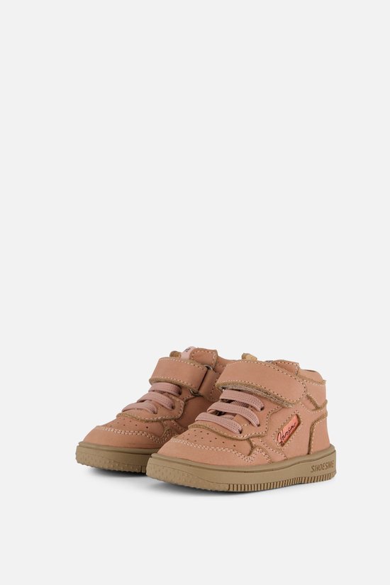 Paar roze Shoesme hoge sneakers met klittenband en veters, op een grijze achtergrond.