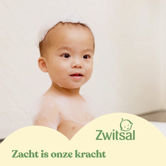 Een badende baby met schuim op zijn hoofd. "Zacht is onze kracht" met Zwitsal logo.