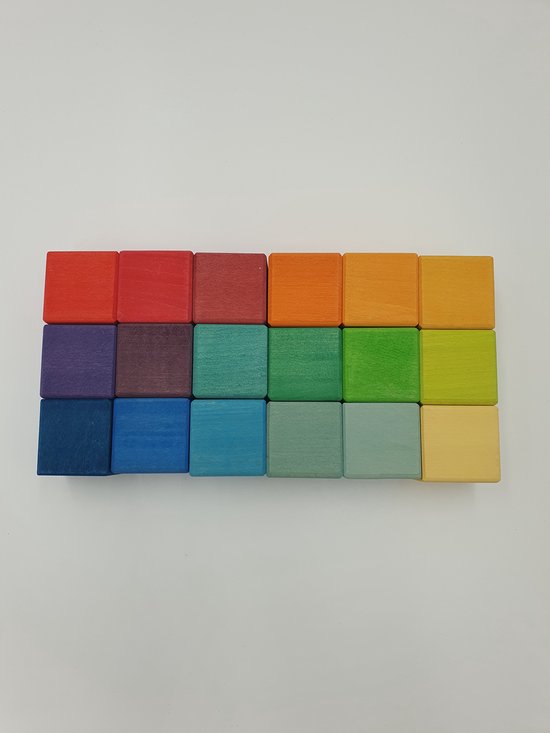 Zestien houten blokken in regenboogkleuren, gerangschikt in vier rijen van vier.