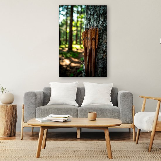 Houten pijlen tegen boomstam - Pijlen glasschilderijen - Wanddecoratie glas objecten - Realistische kunst - Kunst op plexiglas - Muurdecoratie modern - acrylglas 70x105 cm