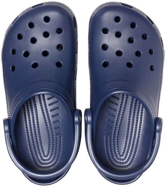Deux Crocs Clogs bleu marine, vues de dessus, avec des perforations sur le devant et une bride réglable.