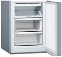 Zilverkleurige Bosch koel-vriescombinatie met één deur open, drie transparante lades en een 'EasyAccess' plateau.
