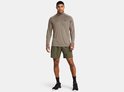 Man met lange mouwen, grijze halve rits trui en legergroene shorts