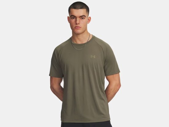 Man in effen groen sportshirt met korte mouwen en zilveren ketting.