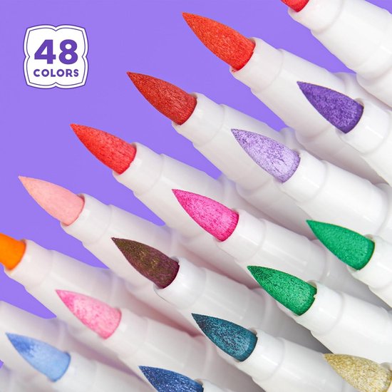 Close-up van 48 Arrtx acrylmarkers met zachte penseelpunten in diverse kleuren.