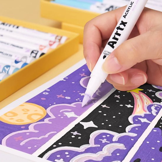Gedetailleerde close-up van een hand die met een Arrtx acrylmarker een paarse tekening maakt.